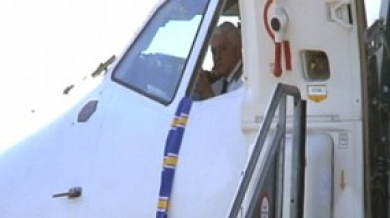 Пилот на самолет развява шал на Левски на пистата в Залцбург