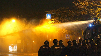 Полицията в Германия обузда фенове с водна струя