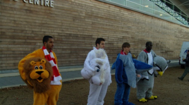 Играчи на Арсенал се облякоха като животни, за да помогнат на деца