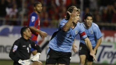 Уругвай с единия крак на Мондиал 2010