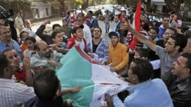 Безредици в Египет, запалиха алжирско знаме и атакуваха посолство