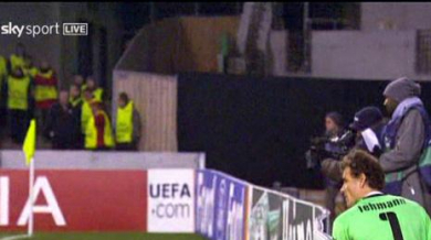 Вратар на Щутгарт пикае по време на снощния мач в Шампионската лига