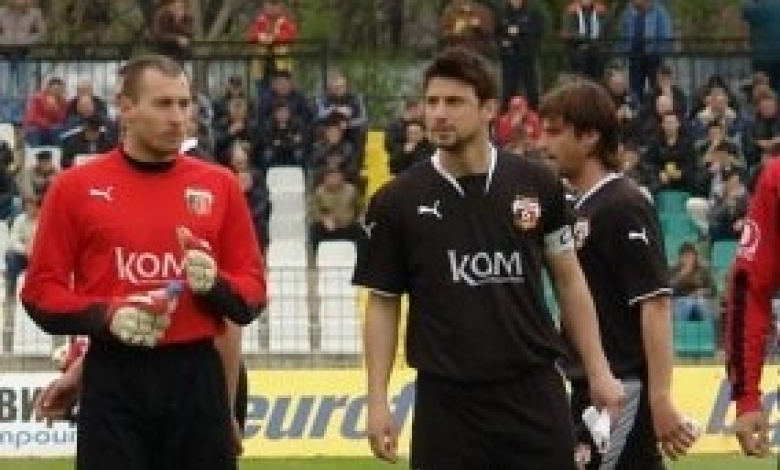 Димитър Илиев (вдясно) се присъедини към ЦСКА, на "Армията" чакат и Акалски (вляво)