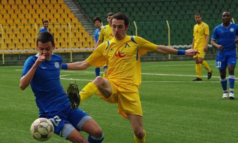 Чакъров (в жълто) ще играе за Черноморец (Поморие) през пролетта