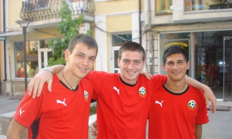 Антонио Хаджииванов (най-вляво) отново е част от младежкия национален отбор /снимка Личен архив