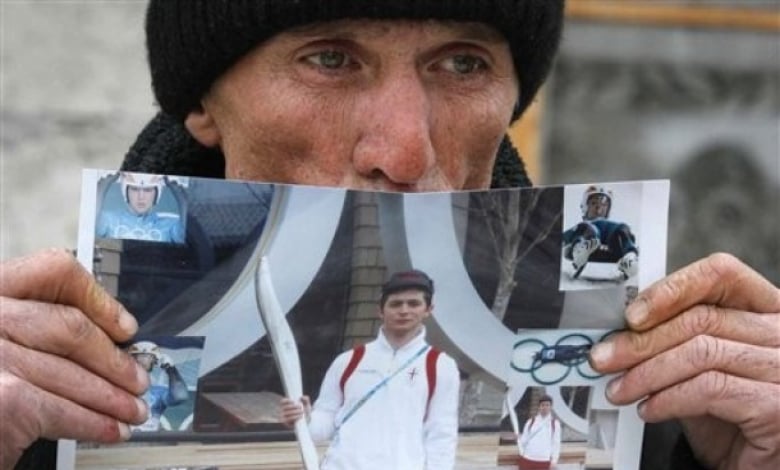 Бащата на грузинеца държи снимка на загиналия си син