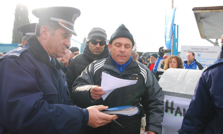 На 1 февруари полицай връчи на ректора на НСА професор Лъчезар Димитров заповедта за събаряне на оградата 