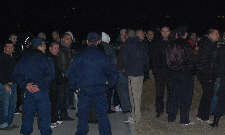 Около 300 разгневени ултраси на Ботев се събраха снощи пред хотела в Брестник, където са настанени хората на Салерно /снимки news4000.bg