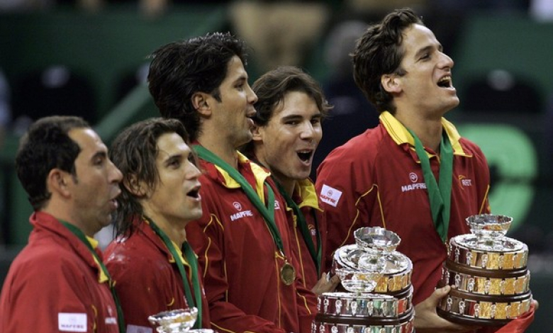 Испания с трофея за 2009-а