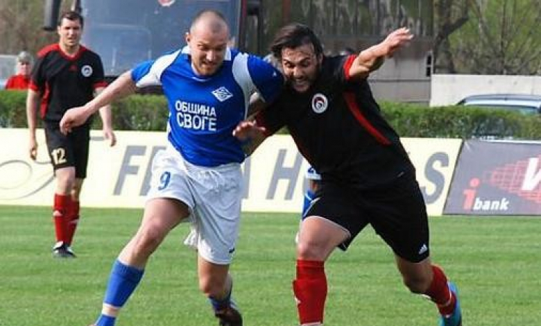 Стойчо Младенов (вляво) вкара гол на Левски /снимка sportist-svoge.net