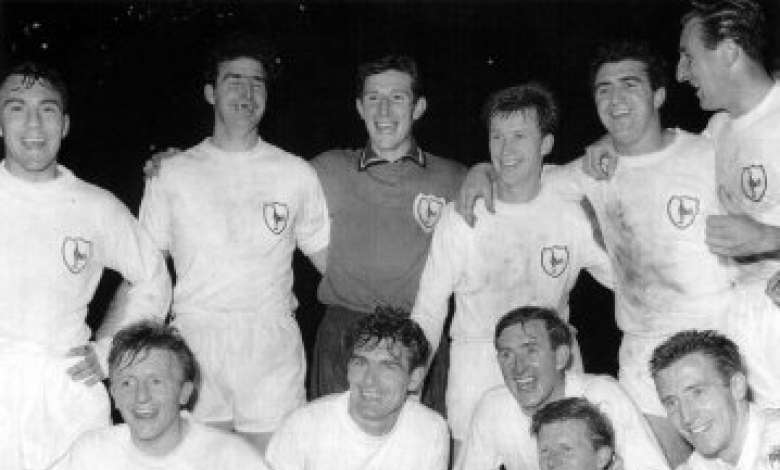 Играчите на Тотнъм ликуват с КНК през 1963 г. след победа над Атлетико (Мадрид) с 5:1