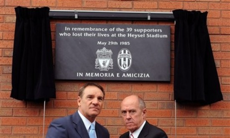 Бившият играч на Ливърпул Фил Нийл (вдясно) и ексфутболистът на Ювентус Серджо Брио позират през паметна плоча, открита на &quot;Анфилд&quot;