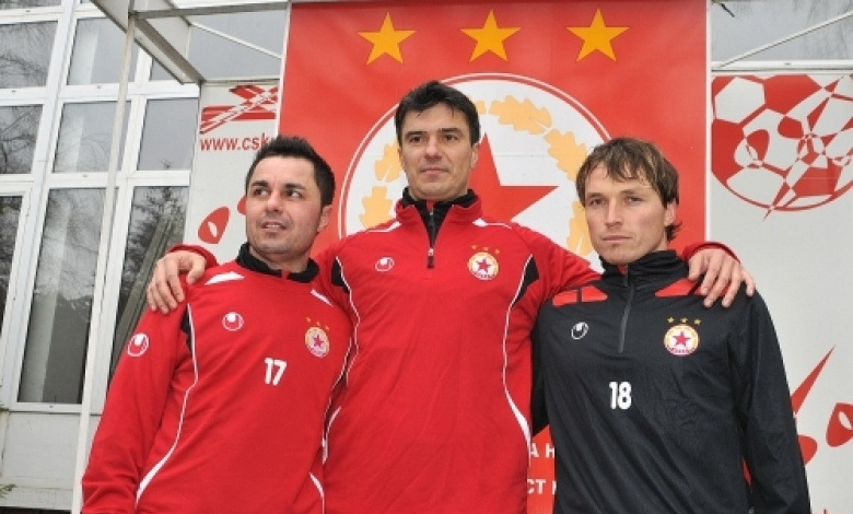 Галчев (крайният вдясно) позира при представянето си като играч на ЦСКА/Снимка: Булфото