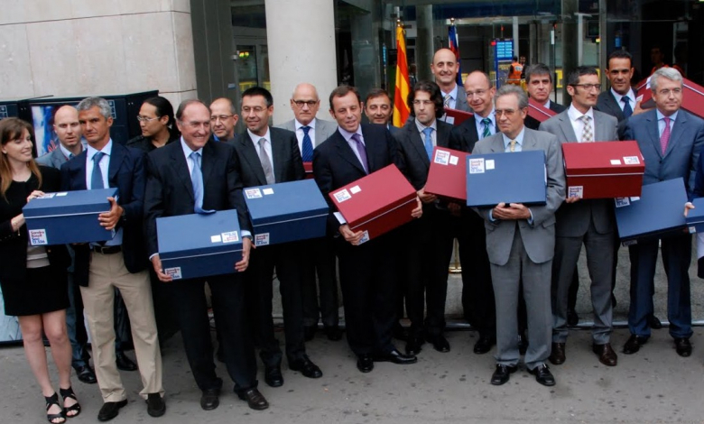 Претендентите за нов президент на Барселона носят кутии с гласовете