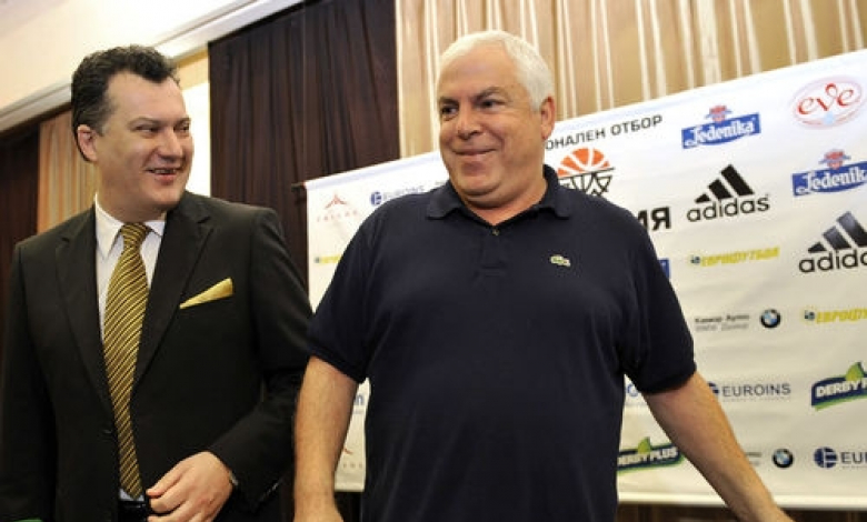 Михаил Михов (вляво) осигури солиден бюджет за националите по баскетбол