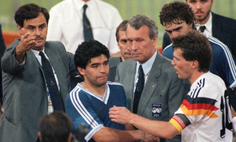 Двама големи капитани, две големи &quot;десетки&quot;, Диего Марадона и Лотар Матеус след края на финала през 1990 г.