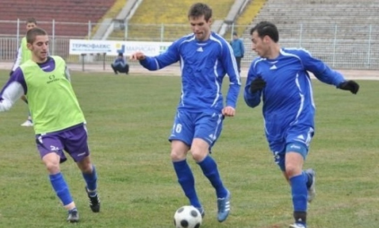 Крачунов (в средата) ще продължи да играе за Дунав /снимка ruse24.bg