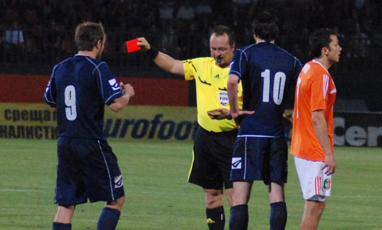 Миюшко Бойвич (с № 10) получава червения си картон на мача в Ловеч/снимка: Булфото