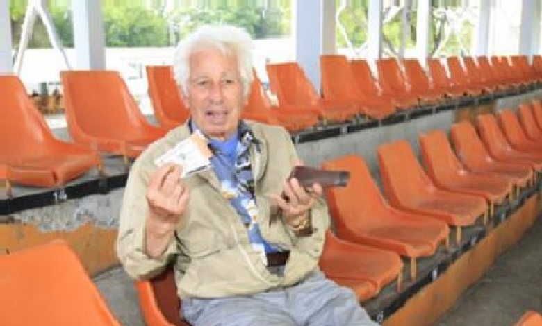 85-годишният Койчо Тодоров вече е на стадиона в Ловеч и чака началото на мача с Жилина /снимка Sportline