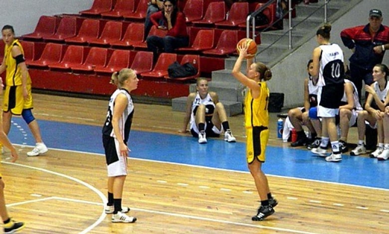Радмила Нешева с топката/снимка: bulgarianbasket.com