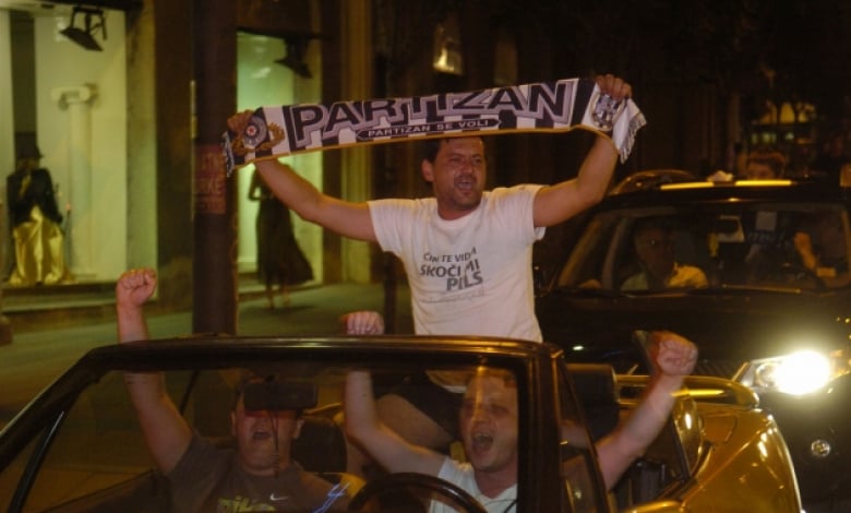 Феновете на Партизан празнуваха по улиците на Белград