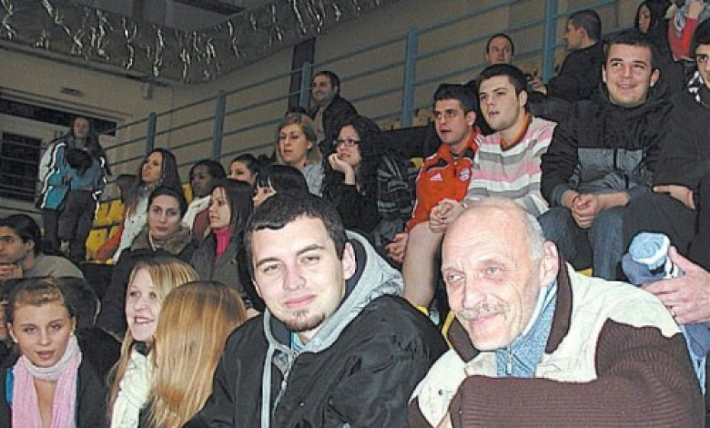 Атанас Младенов (крайният вдясно) с другия си син Рангел
Снимка: Вестник Струма