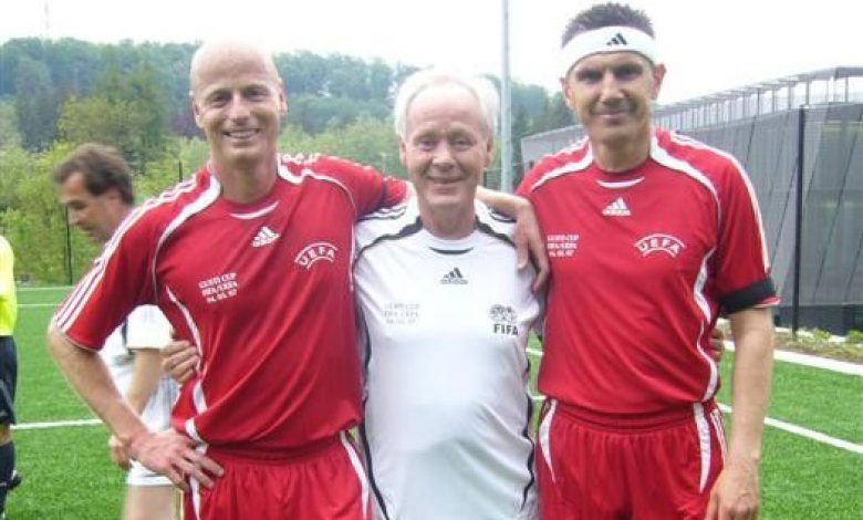 Петър Александров (вдясно) заедно с бившия селекционер на Швейцария Коби Кюн (в средата)/снимка: blick.ch