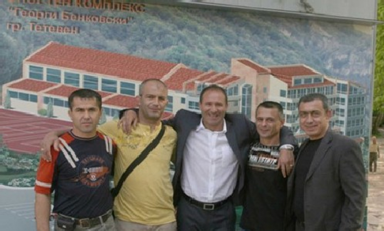 Страхил Димчев (с бялата риза в средата) отвърна на колегите си от Бенковски (Тетевен)