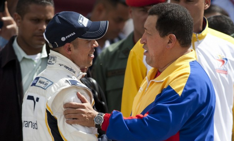 Уго Чавес (вдясно) поздравява Пастор Малдонадо