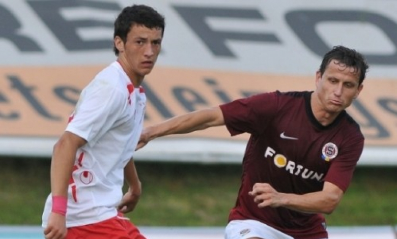 Атанас Зехиров (вляво) вкара 2 гола за Пирин
