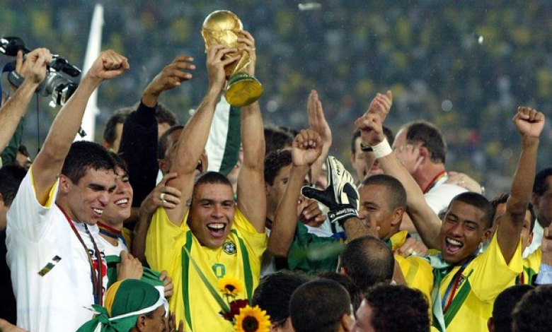 Роналдо със световната купа през 2002-а