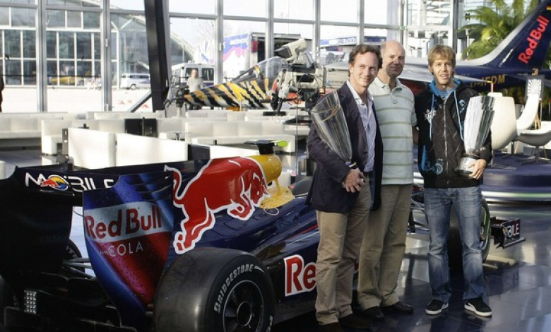 От ляво надясно: Кристиан Хорнер (шеф на Ред Бул), Ейдриан Нюи (технически директор на тима) и световният шампион Себастиан Фетел
