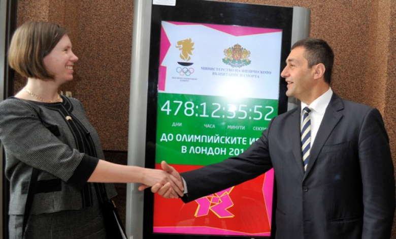 Нейков и Катрин Барбер пред електронното табло, което отмерва дните до Олимпиадата