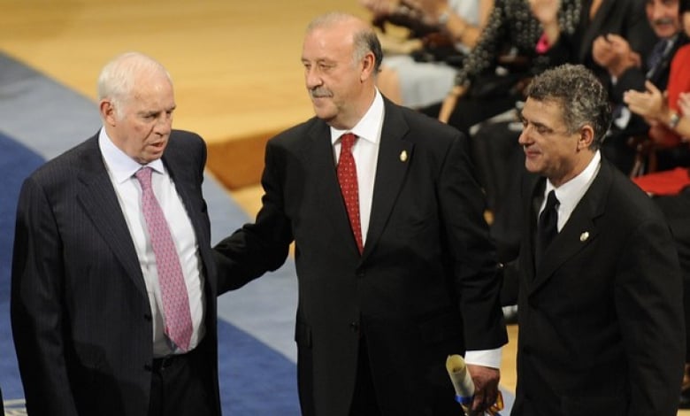 От ляво надясно: Луис Арагонес, настоящият селекционер на Испания Висенте дел Боске и президентът на Испанската футболна федерация Анхел Мариа Вилар