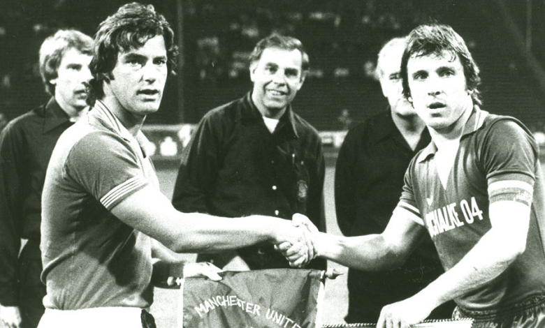 Капитаните Клаус Фишер и Мартин Бючан се поздравяват преди мача през 1978 г.