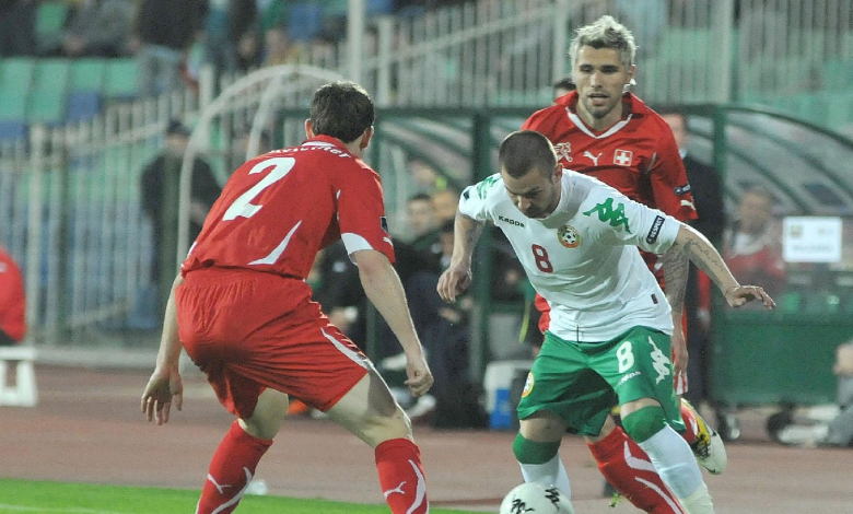 Лихщайнер (№2) срещу Спас Делев в момент от евроквалификацията България - Швейцария 0:0