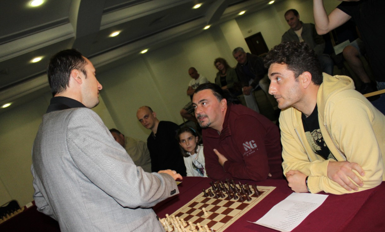 Веселин Топалов дава шахматни съвети на екипа на &quot;Аламинут&quot;/снимки: организаторите на Фестивала на мисловните спортове