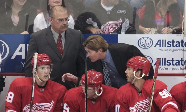 Пол Маклийн наблюдава как Майк Бабкок дава указания на хокеистите на Детройт