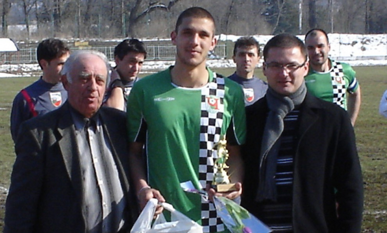 Живко Атанасов бе избран за най-добър футболист на Чавдар (Бяла Слатина) за 2010 година /снимка pfcchavdar.com
