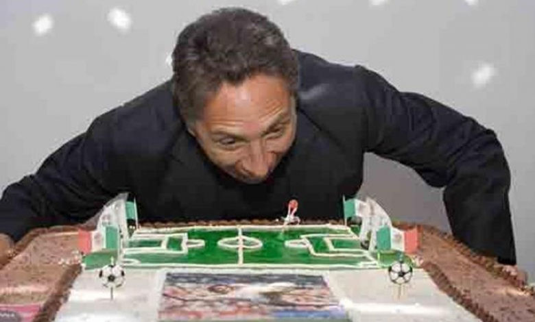 Мануел Негрете позира с тортата, подарена му в чест на 25-ата годишнина от гола му срещу България на световното първенство в Мексико /снимка в. &quot;Рекорд&quot;