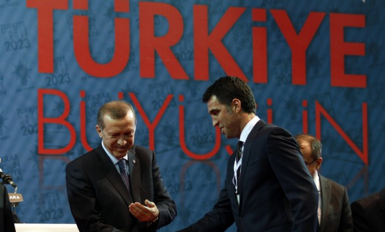 Хакан Шюкюр (вдясно) получава поздравления от премиера на Турция Реджеп Таип Ердоган
