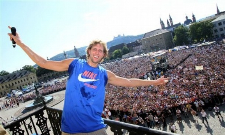 Дирк Новицки поздравява феновете си на площада във Вюрцбург