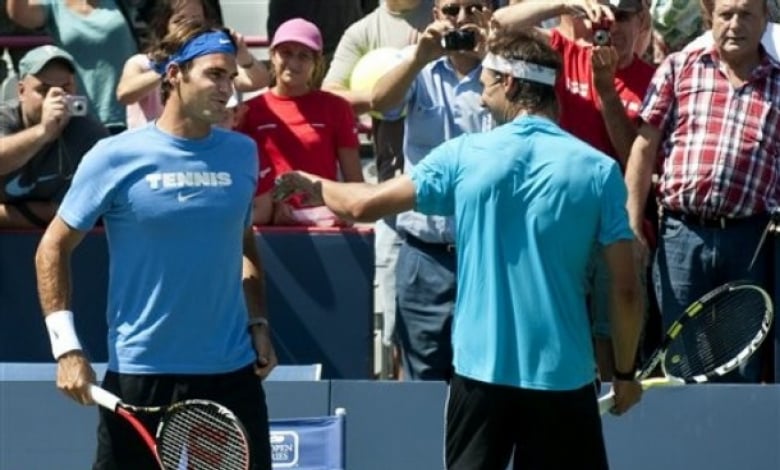 Федерер се шегува с големия си конкурент Надал по време на тренировка в Торонто