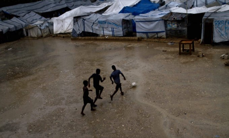 Деца гонят топката в бежански лагер в Хаити. Снимки: РА