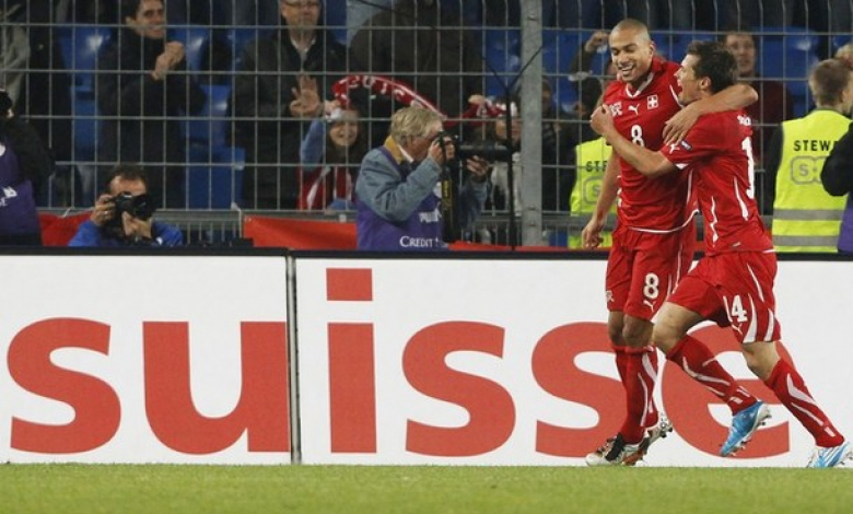 Валентин Щокер (вдясно) вкара 2 гола на Уелс, а Гьокхан Инлер един при победата с 4:1 в последния мач на Швейцария, игран в Базел 