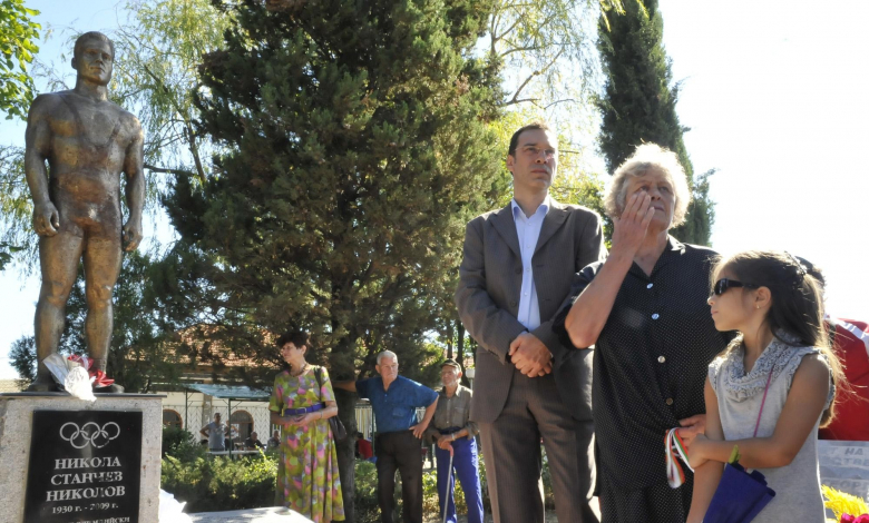 Kметът на Бургас Димитър Николов и съпругата на първия ни олимпийски шампион Елена Станчева пред паметника 