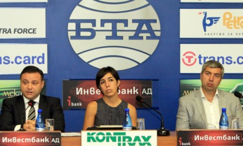 Александър Александров (крайният вляво)