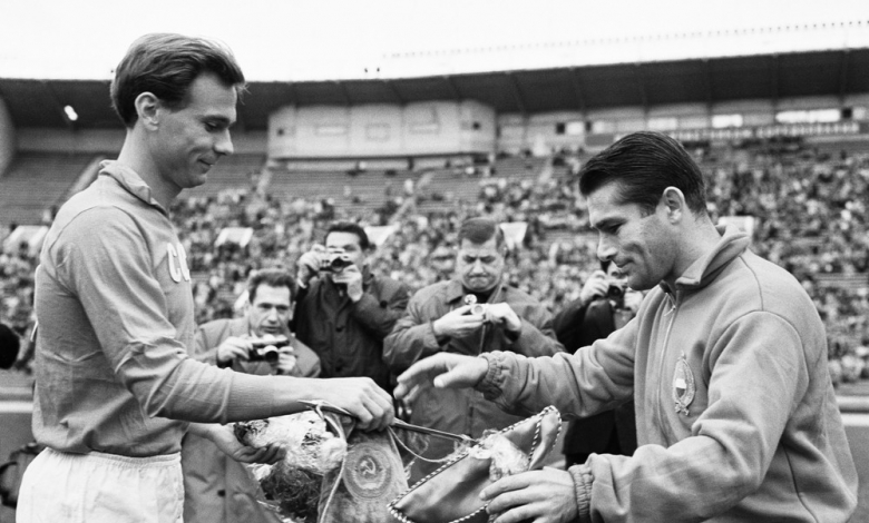 Валентин Иванов (вляво) преди мач на СССР