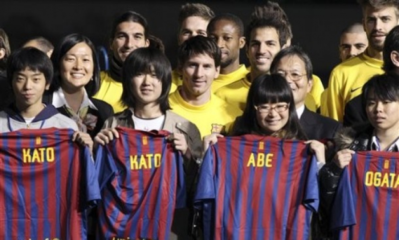 Играчите на Барселона позират с оцелели от земетресението, което удари Япония на 11 март