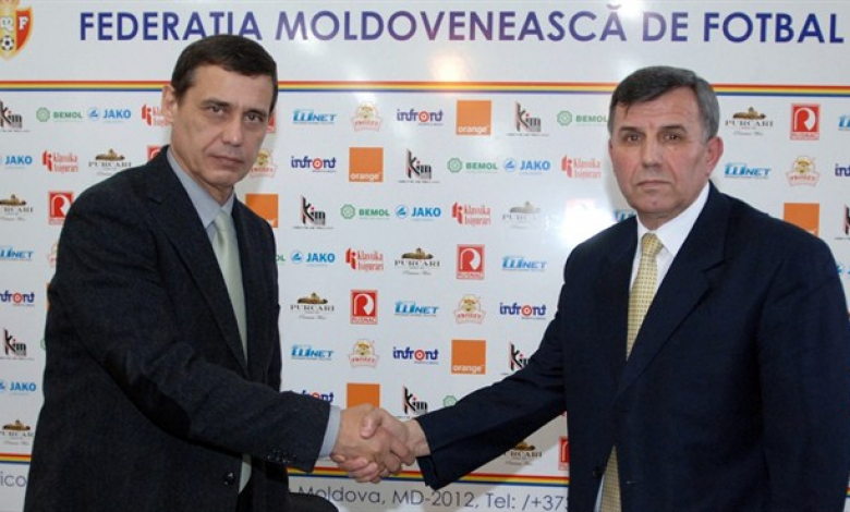 Йон Карас (вдясно) и президентът на Молдовската футболна централа Павел Чебану